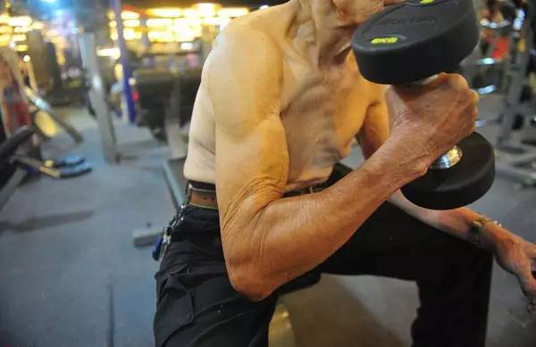 94歲健身爺爺爆紅！他還在運動，你有什么理由偷懶