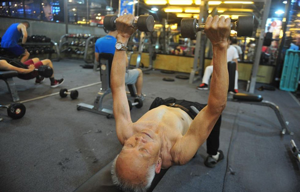 94歲健身爺爺爆紅！他還在運動，你有什么理由偷懶