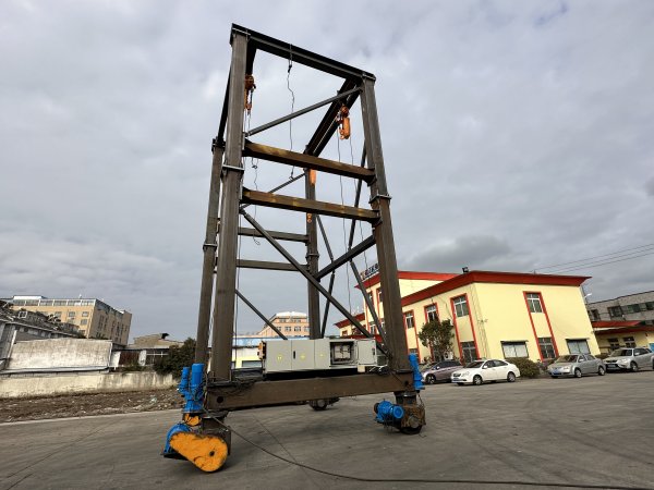 靖起制造的出口移動式龍門吊進行試車實驗啦！