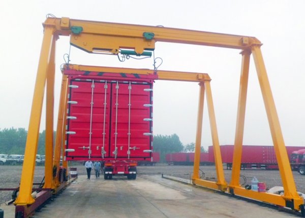 軌道式集裝箱龍門吊的技術(shù)特點(diǎn)及應(yīng)用