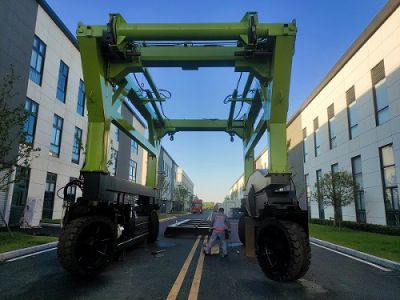 集裝箱跨運(yùn)車適用于多領(lǐng)域的搬運(yùn)！