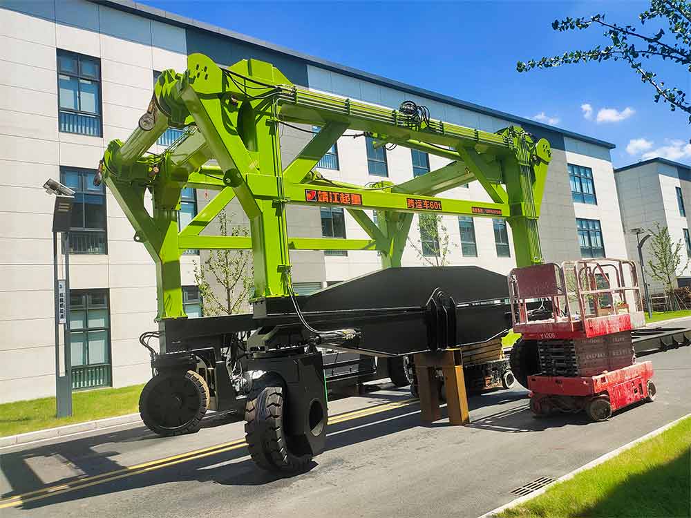 集裝箱跨運(yùn)車是高效的物料搬運(yùn)設(shè)備！