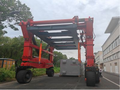 儲能跨運車在新能源行業(yè)的應(yīng)用特點