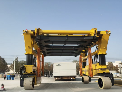 跨運車無軌設(shè)計，靈活作業(yè)，提升效率！