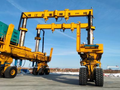 可折疊移動(dòng)式液壓龍門吊，搬運(yùn)靈活便捷。