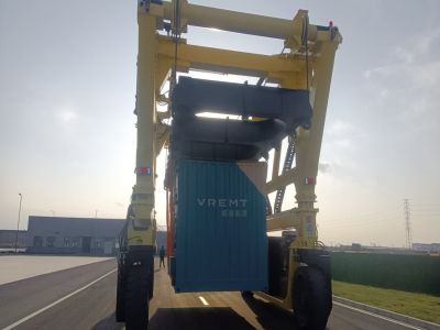 跨運(yùn)車是多行業(yè)的搬運(yùn)主力軍！